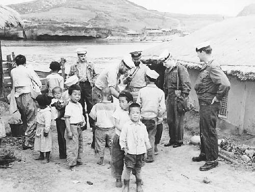 213_crew_ashore_in_korea_1952.jpg