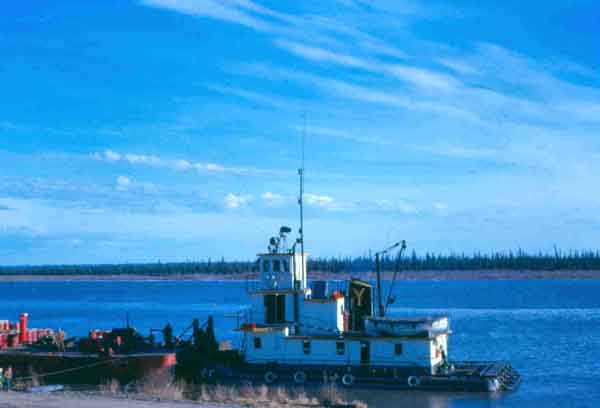 inuvik_tug_pushing_barges.jpg