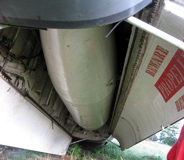 tracker_fuel_tank_bomb_bay_bm_a.jpg